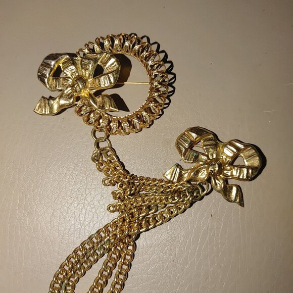 Swag Brooch Yellow Gold Tone Bow Chain Pin Set Ornate Tassel Dangle Detailing - Picture 7 of 14